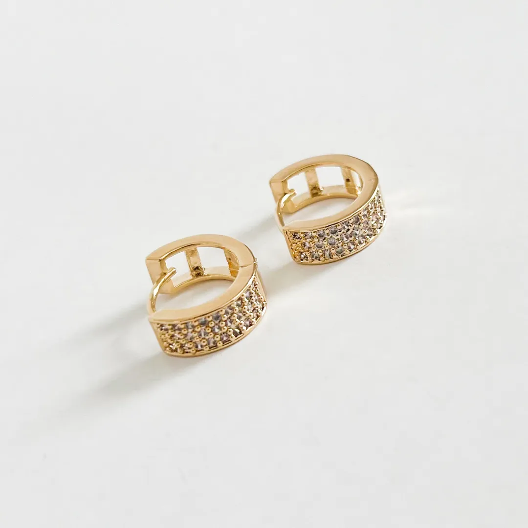 BRINCO ARGOLA CRAVEJADO TRÊS FILEIRAS BANHADO A OURO 18K