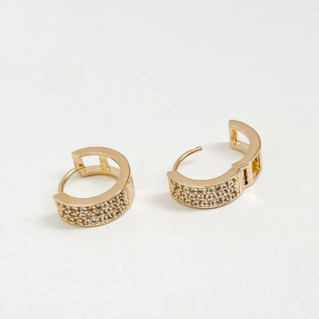 BRINCO ARGOLA CRAVEJADO TRÊS FILEIRAS BANHADO A OURO 18K