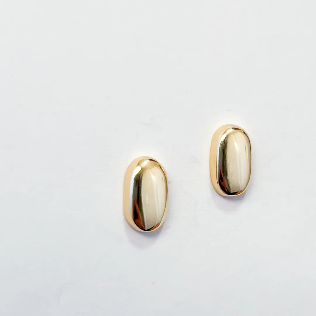 BRINCO OVAL LISO BANHADO A OURO 18K
