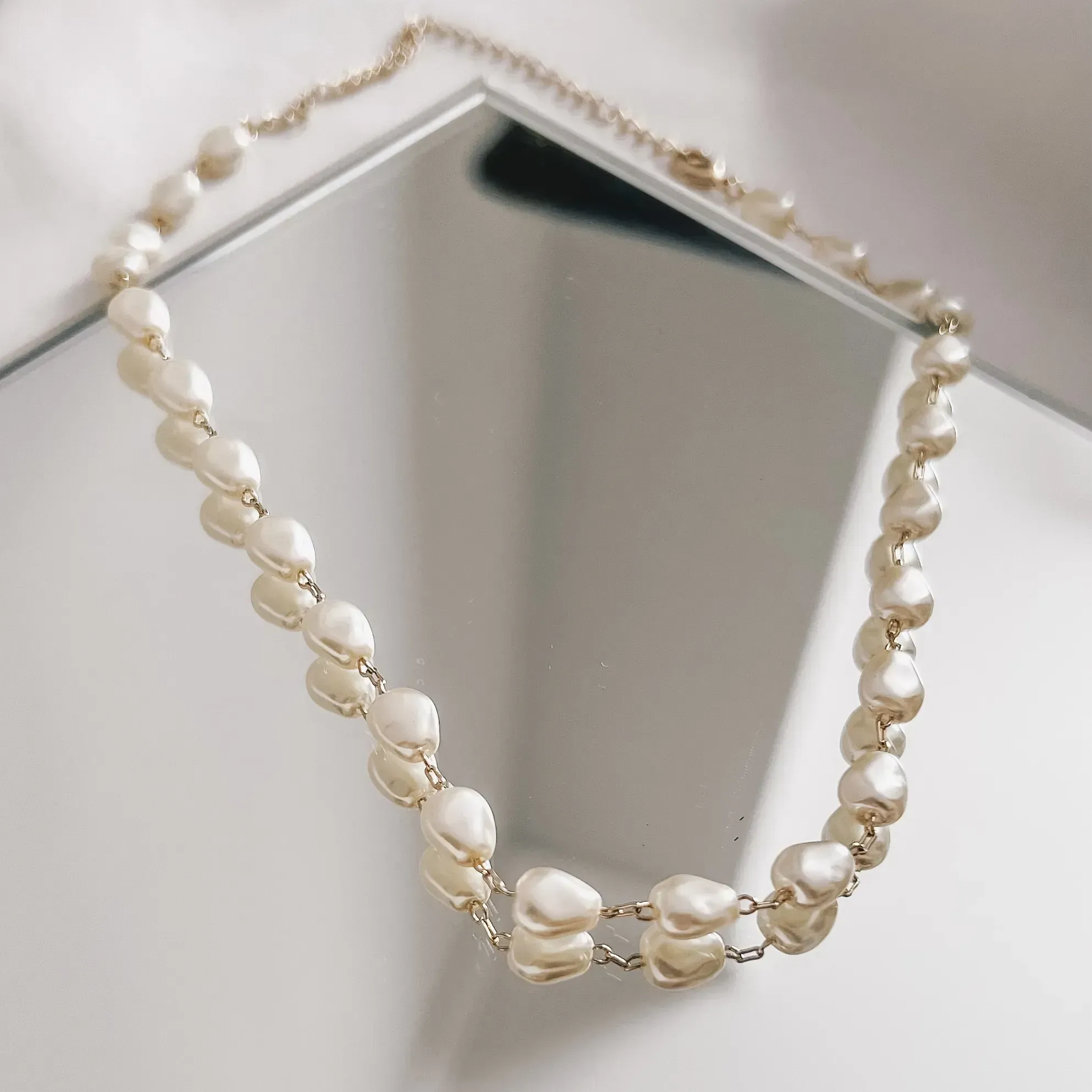 COLAR CHOKER PÉROLA PEDRA BARROCA BANHADO A OURO 18K