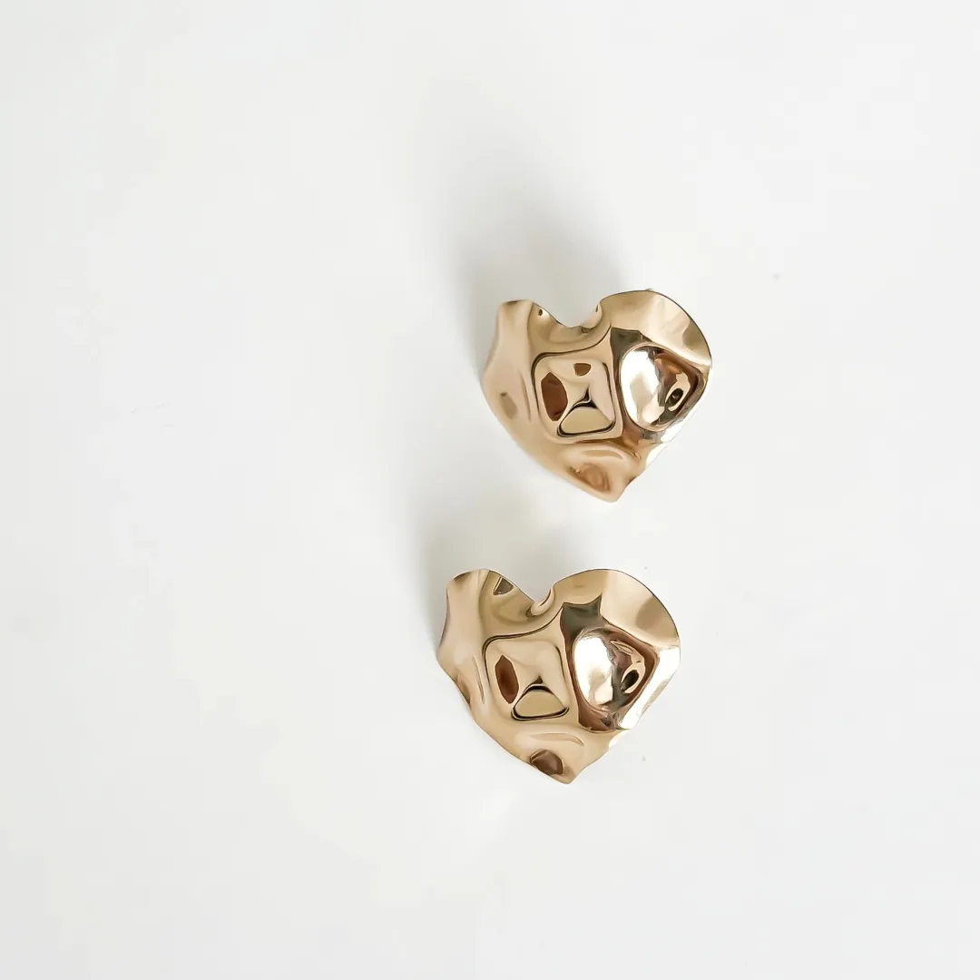 BRINCO CORAÇÃO DESIGN ORGÂNICO BANHADO A OURO 18K