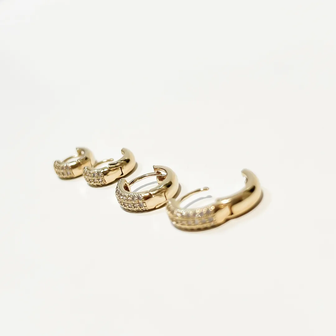 KIT COM DOIS BRINCOS ARGOLA CRAVEJADA BANHADO A OURO 18K