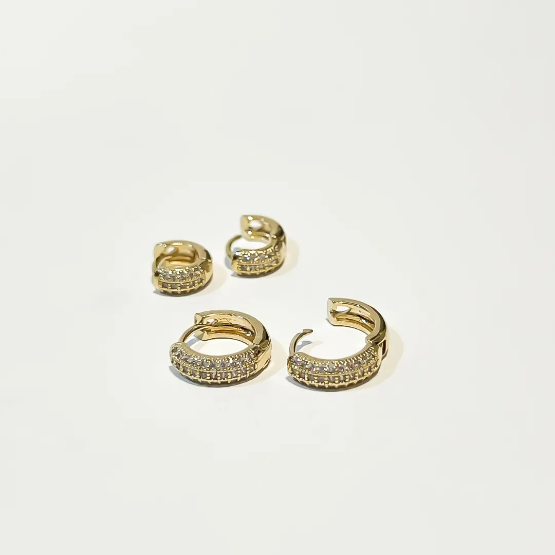 KIT COM DOIS BRINCOS ARGOLA CRAVEJADA BANHADO A OURO 18K