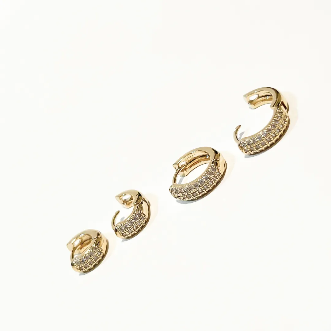 KIT COM DOIS BRINCOS ARGOLA CRAVEJADA BANHADO A OURO 18K
