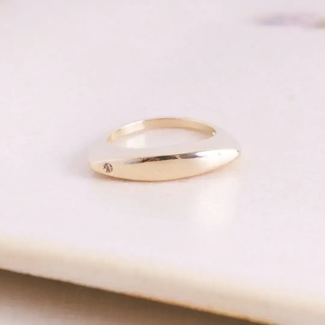 ANEL RETO COM UMA ZIRCONIA BANHADO A OURO 18K