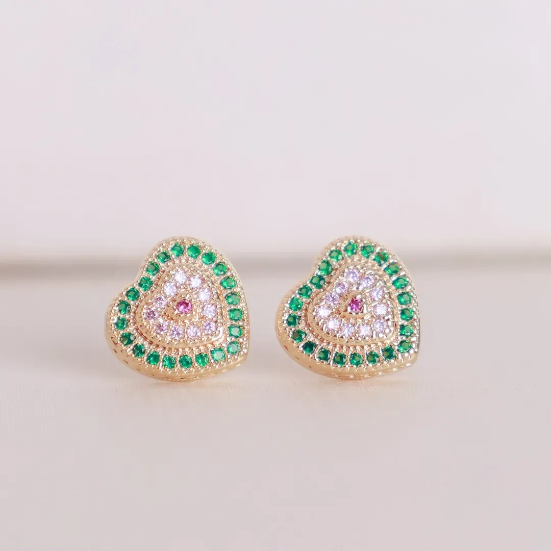 BRINCO CORAÇÃO CRAVEJADO VERDE E MAGENTA BANHADO A OURO 18K