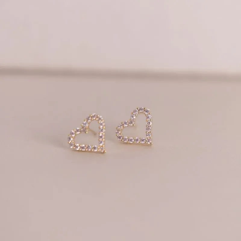BRINCO CORAÇÃO VAZADO COM ZIRCONIA BANHADO A OURO 18K