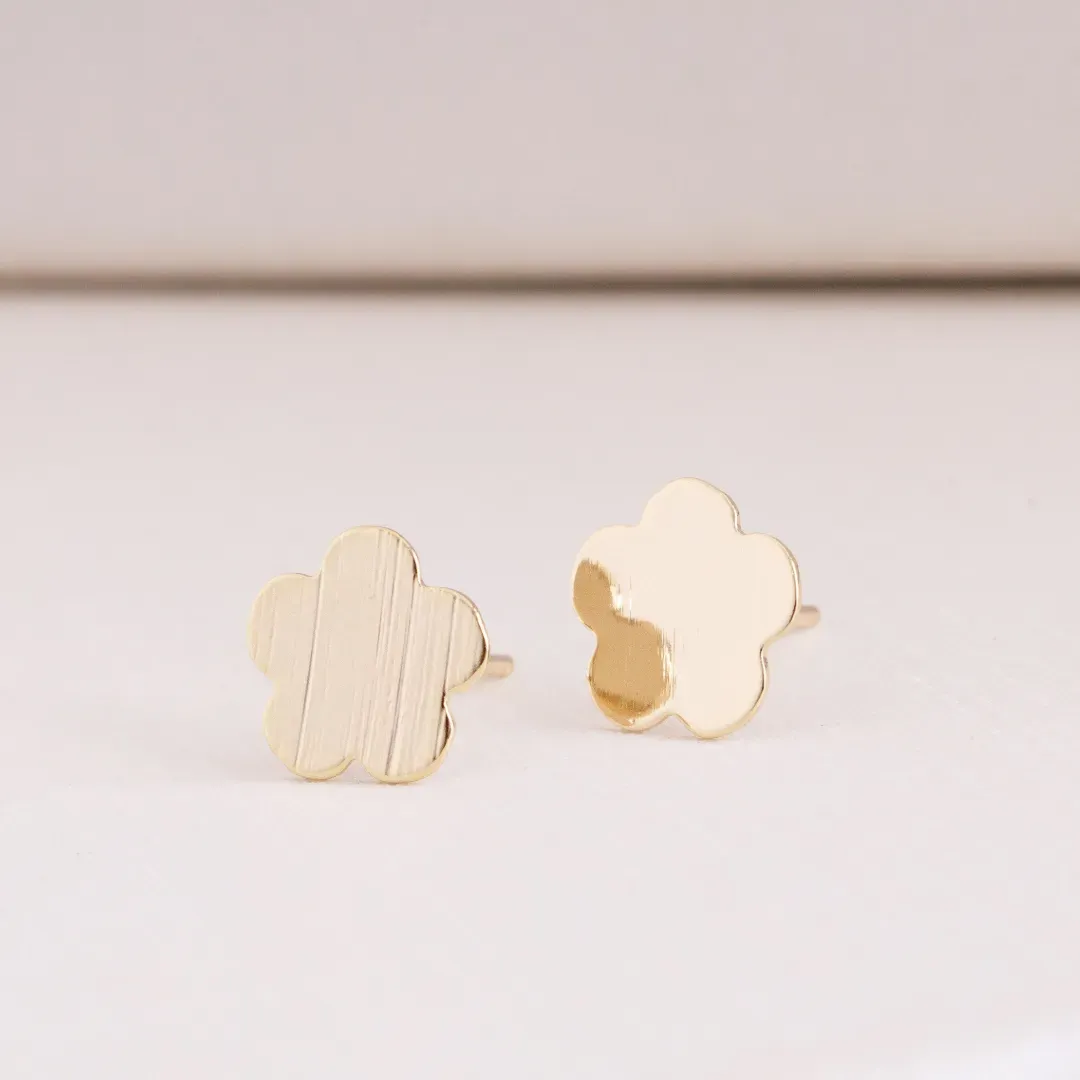 BRINCO FLOR ESCOVADA PEQUENA BANHADO A OURO 18K