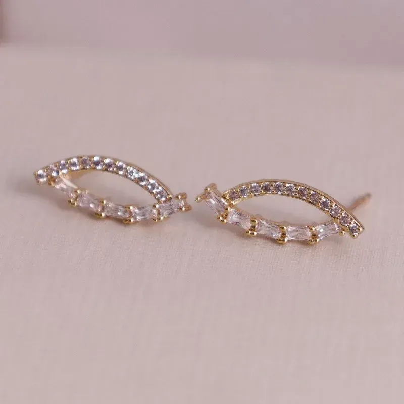 BRINCO FOLHA CRAVEJADO E CRISTAL BANHADO A OURO 18K