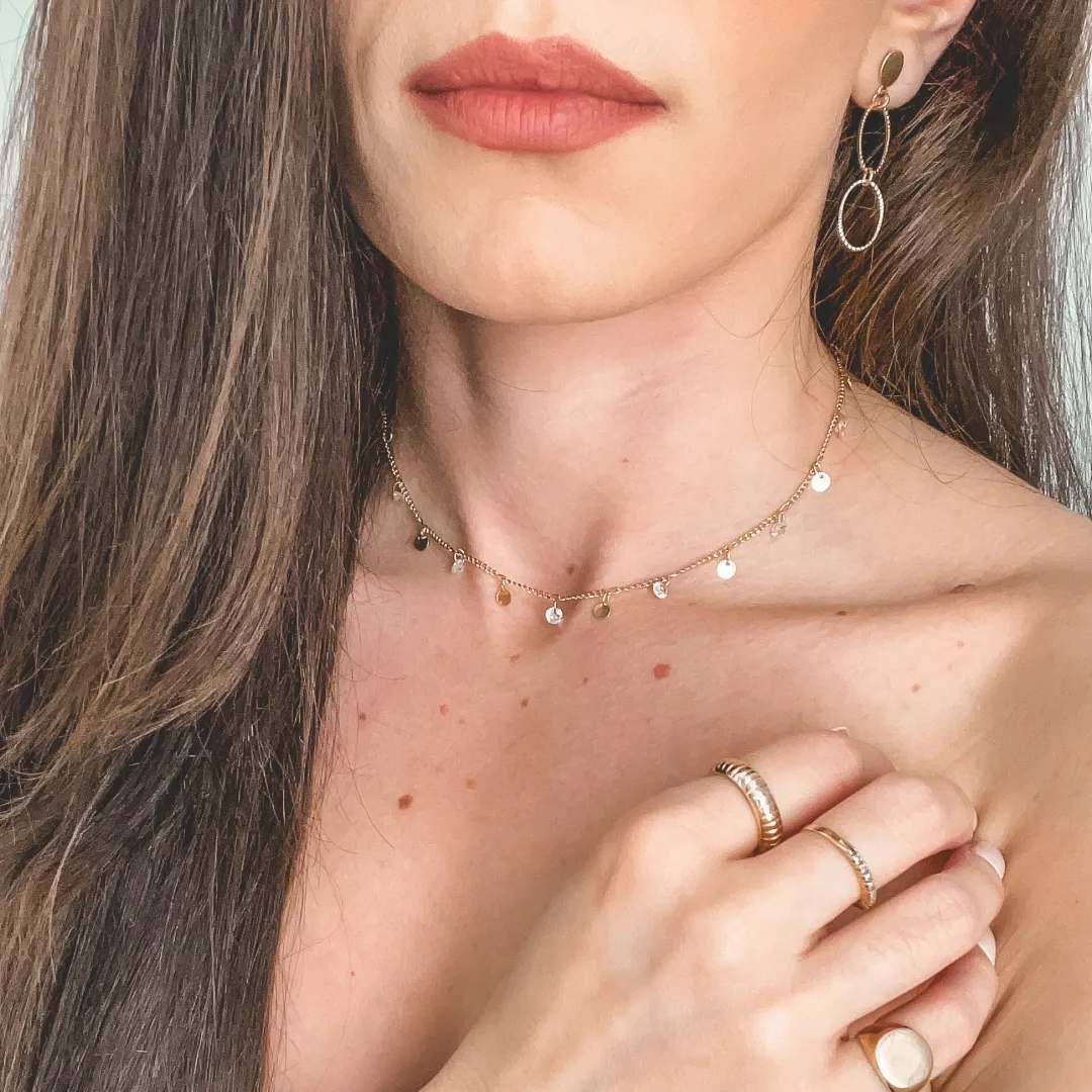 COLAR CHOKER CRISTAIS COM MEDALHINHAS BANHADO A OURO 18K AJUSTÁVEL 42CM