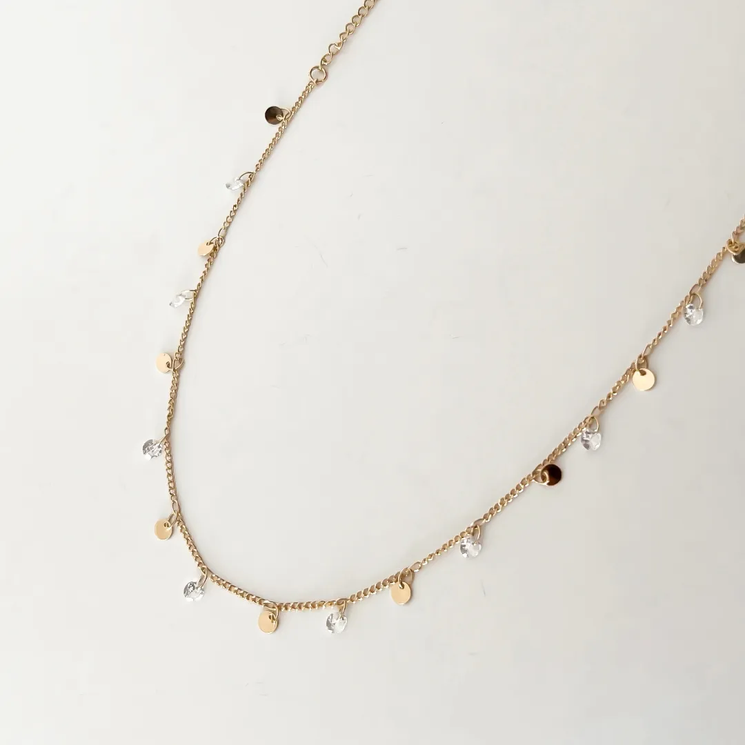 COLAR CHOKER CRISTAIS COM MEDALHINHAS BANHADO A OURO 18K AJUSTÁVEL 42CM