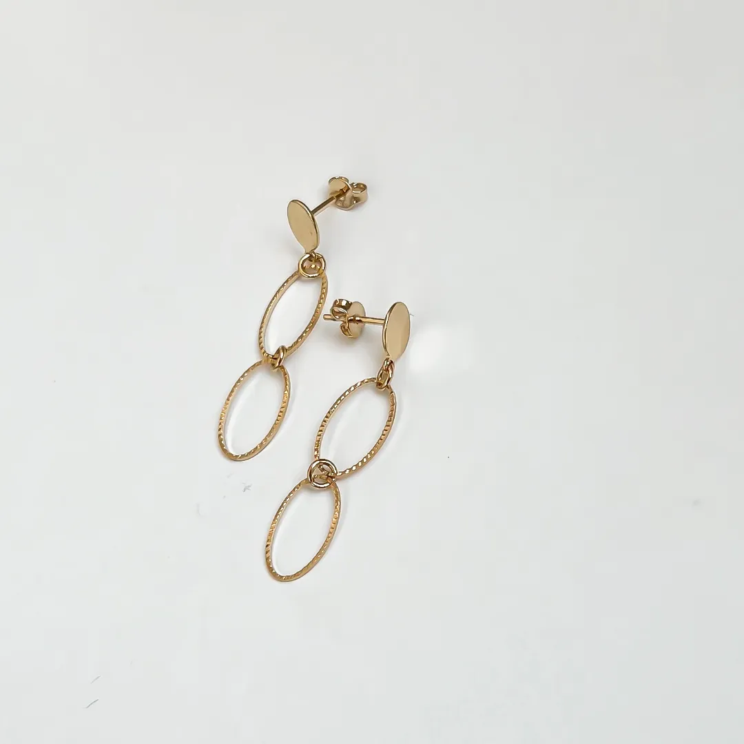 BRINCO OVAL VASADO BANHADO A OURO 18K