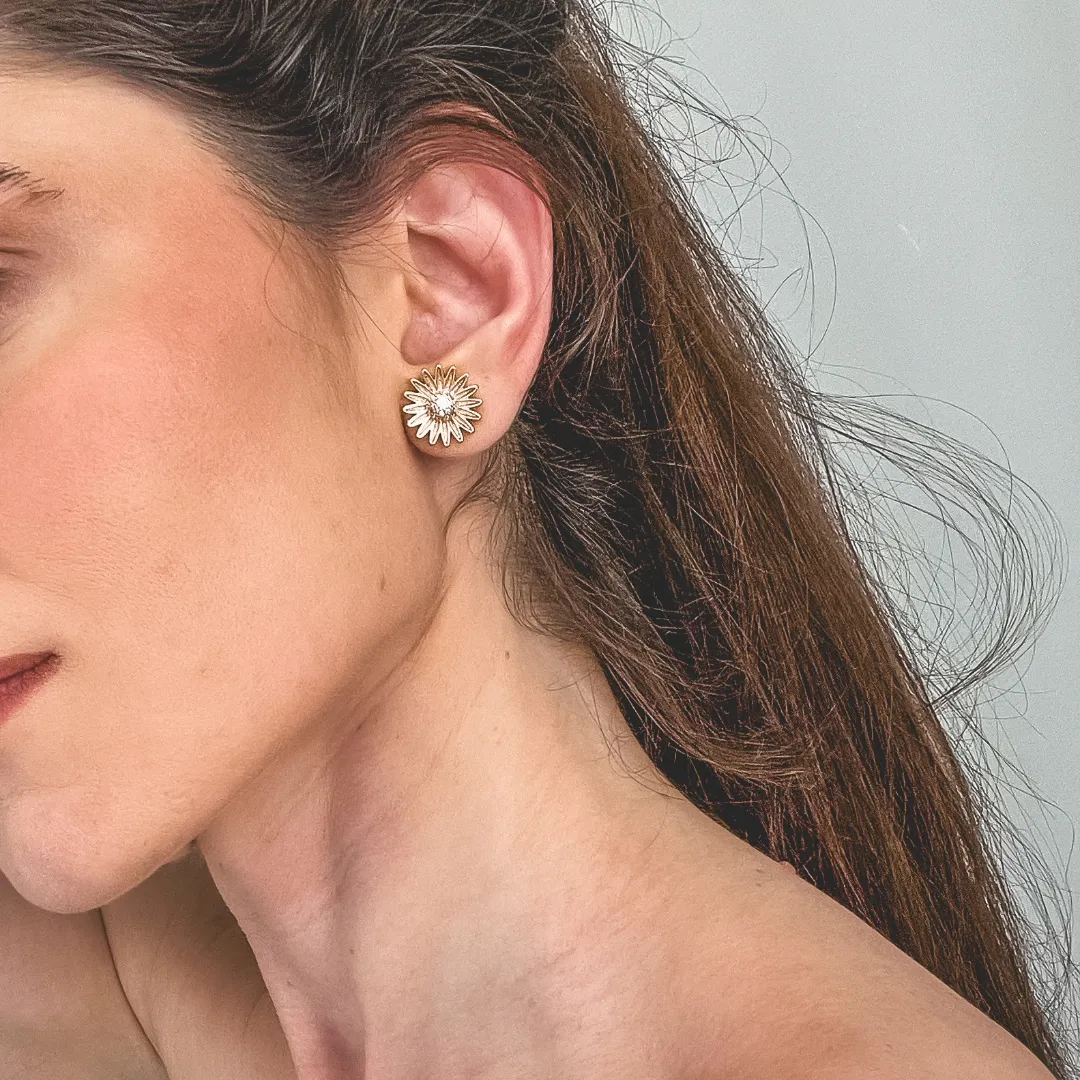BRINCO MARGARIDA COM ZIRCONIAS NO MEIO BANHADO A OURO 18K