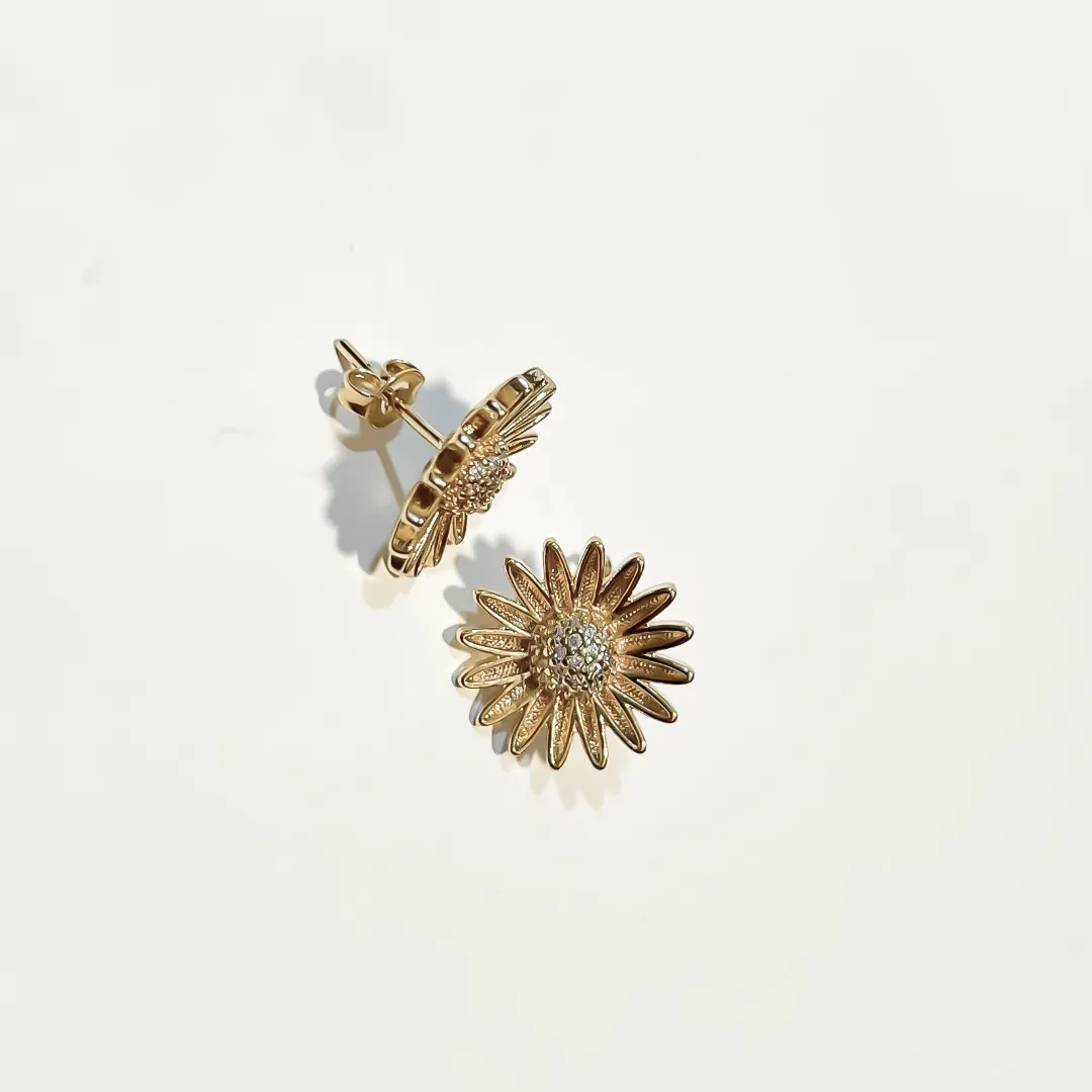 BRINCO MARGARIDA COM ZIRCONIAS NO MEIO BANHADO A OURO 18K