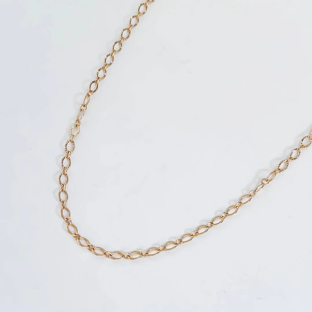 COLAR OVAL TRABALHADA BANHADO A OURO 18K AJUSTÁVEL 40CM