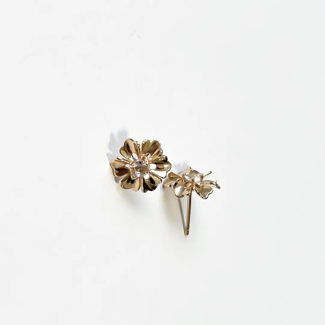 BRINCO FLOR LISA COM CRISTAL LAPIDADO ANHADO A OURO 18K