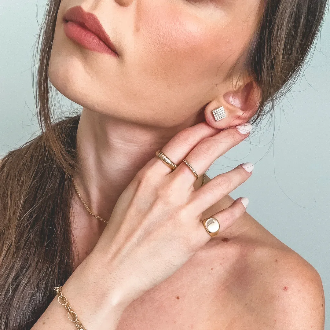BRINCO QUADRADO CRAVEJADO EM ZIRCONIA BANHADO A OURO 18K