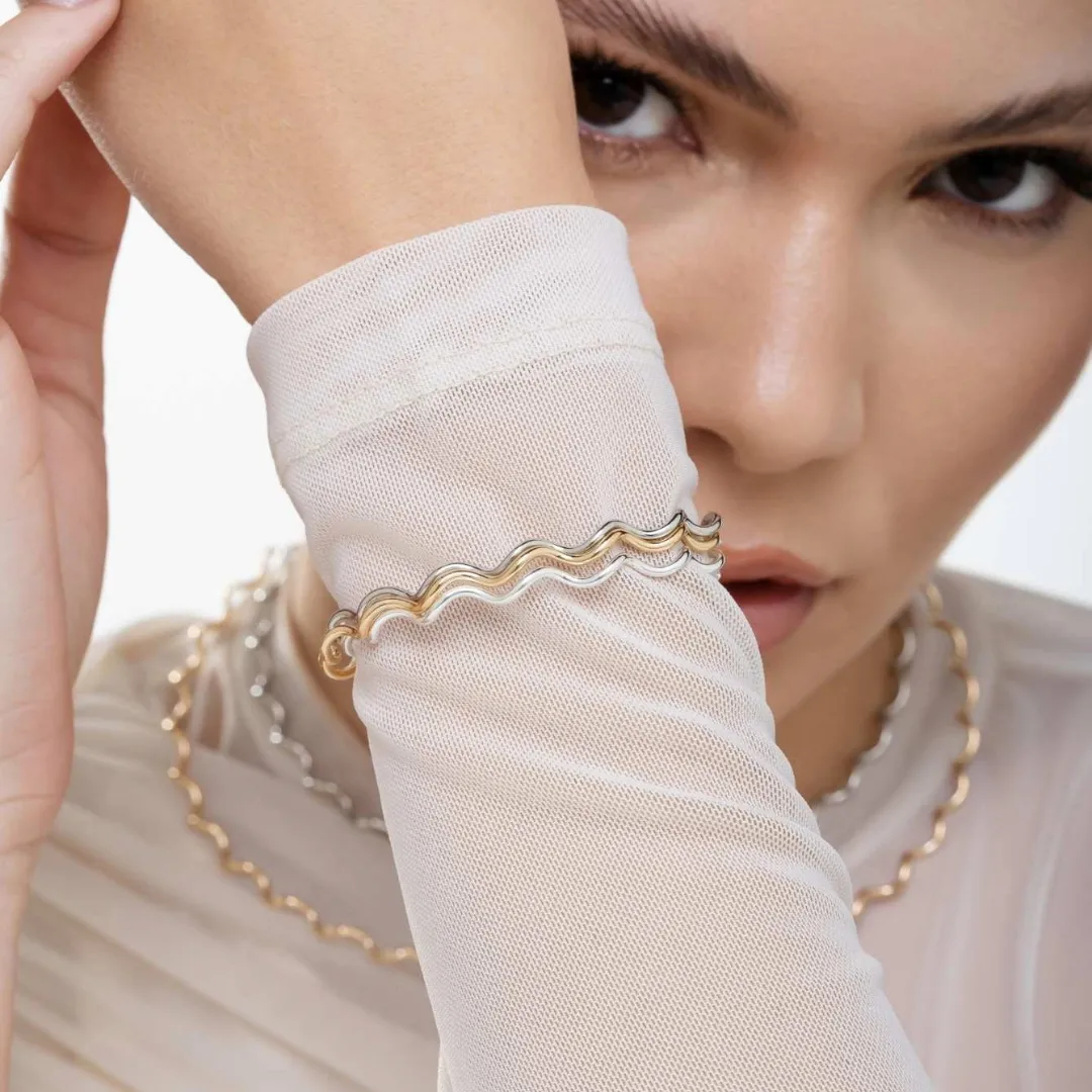 Bracelete ondulado banhado a ródio branco