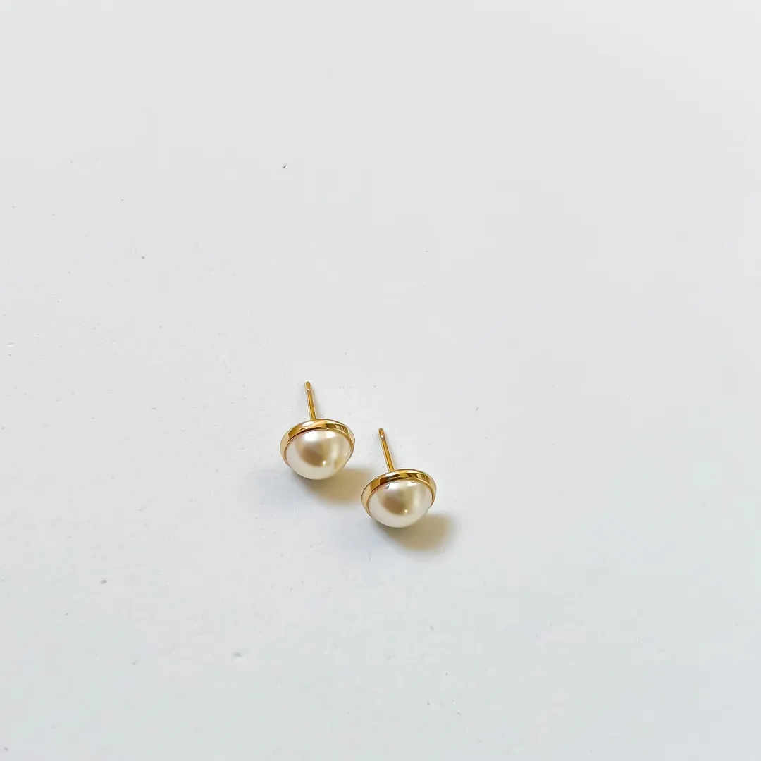 BRINCO PÉROLA COM BORDA DOURADA BANHADO A OURO 18K