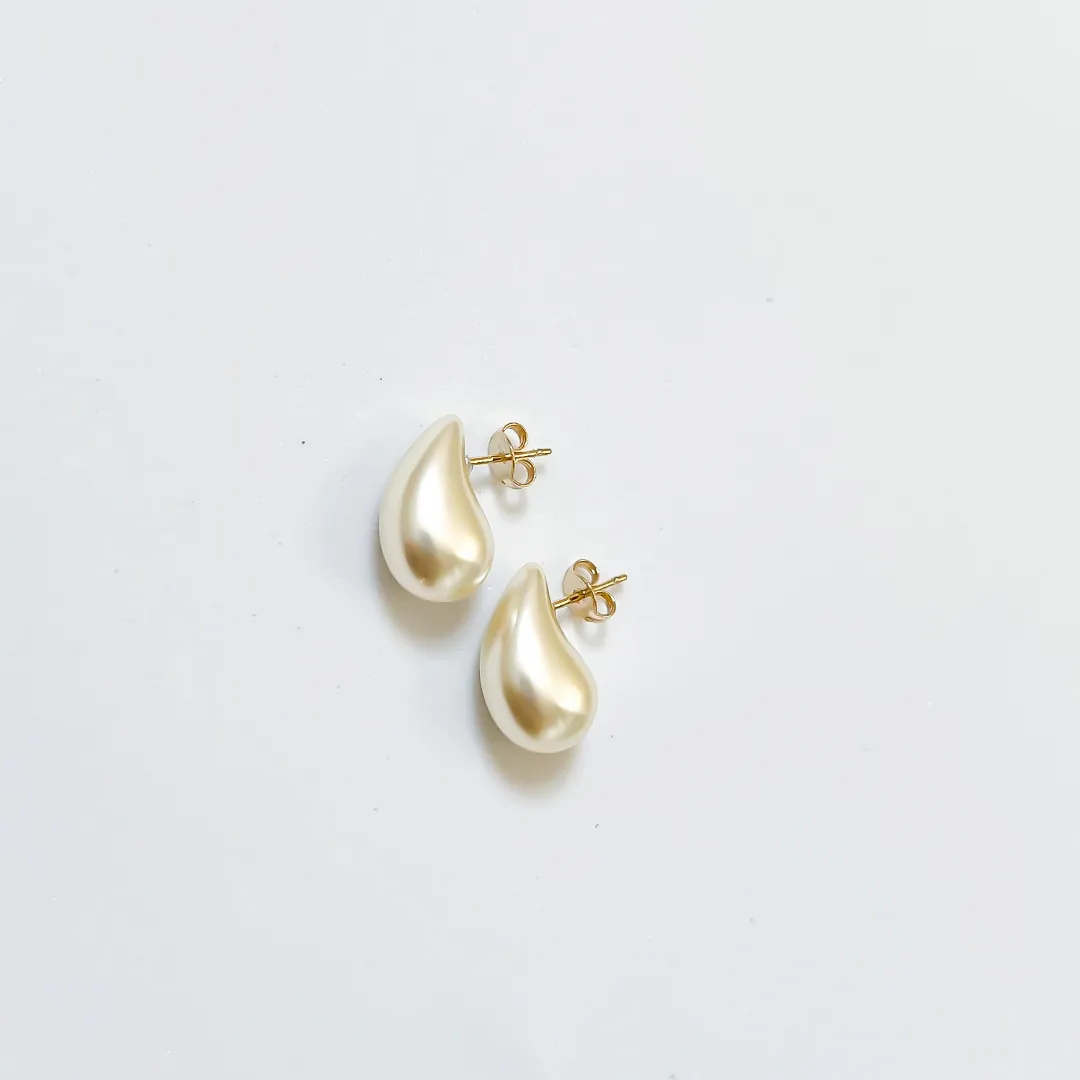 BRINCO PÉROLA GOTA BANHADO A OURO 18K