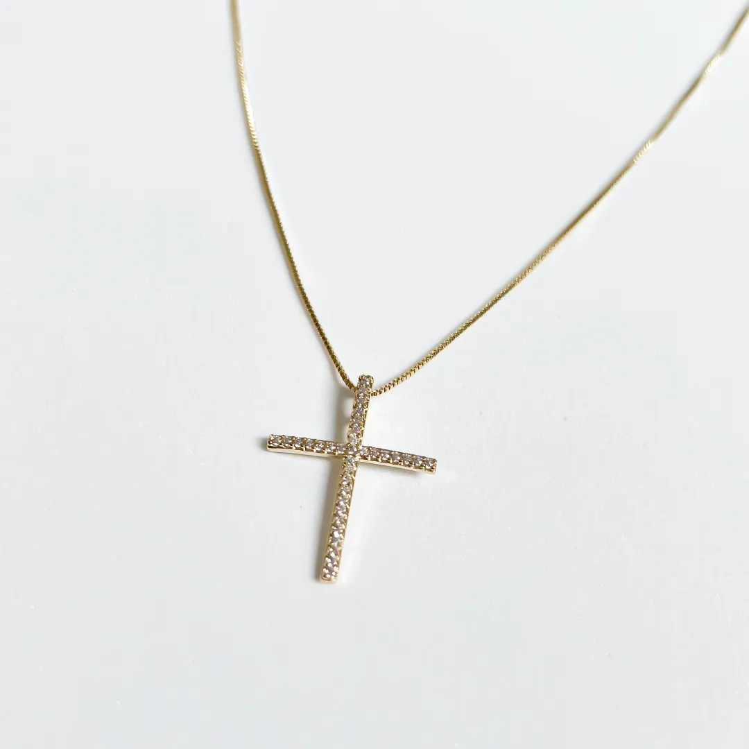 Colar crucifixo cravejado em zircônia banhado a ouro 18k 45CM  AJUSTÁVEL