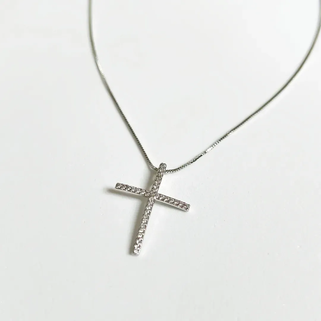 Colar crucifixo cravejado em zircônia banhado a ródio branco 45 cm Ajustável