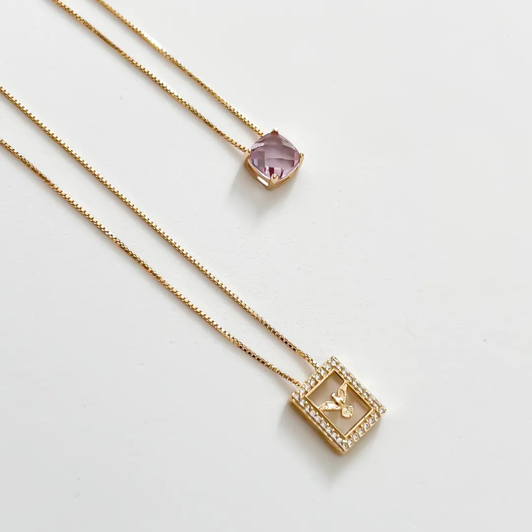 ESCAPULARIO ESPIRITO SANTO CRAVEJADO COM CRISTAL LAVANDA BANHADO A OURO 18K 60CM