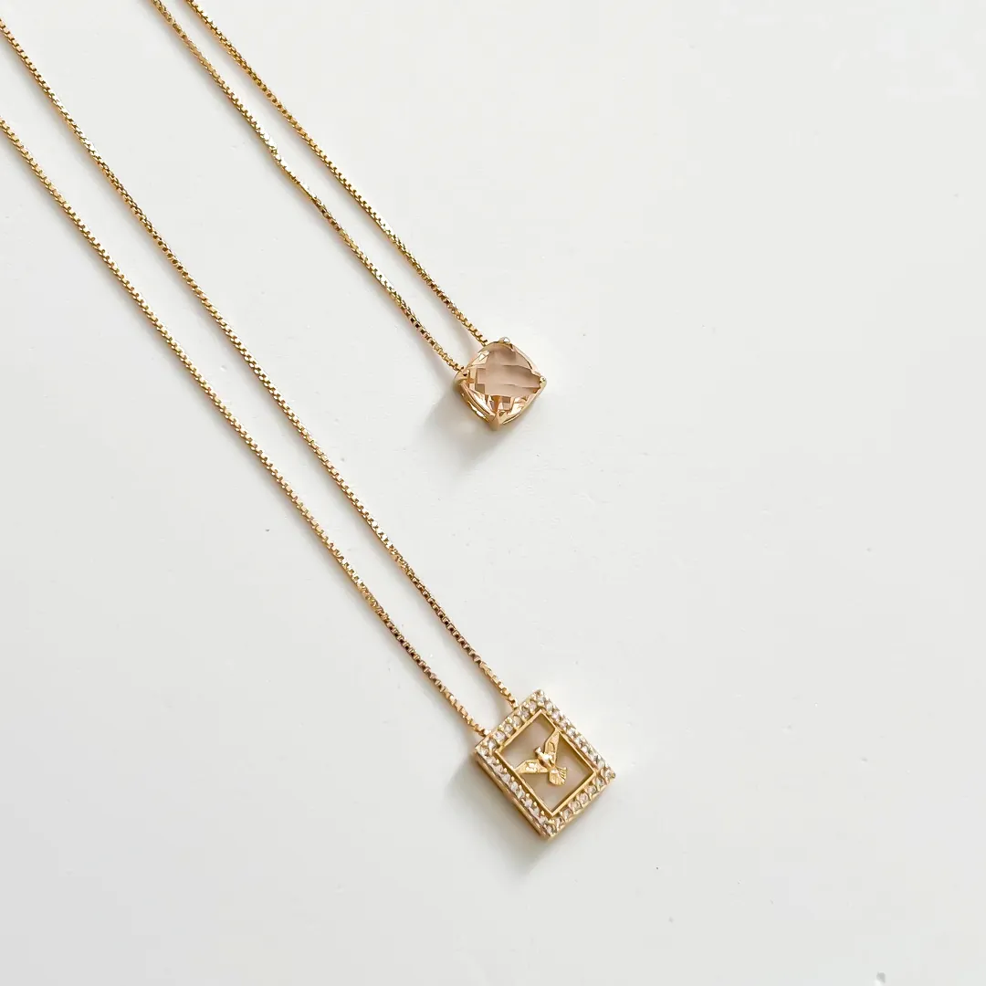 ESCAPULARIO ESPÍRITO SANTO CRAVEJADO COM CRISTAL NUDE BANHADO A OURO 18K 60 CM