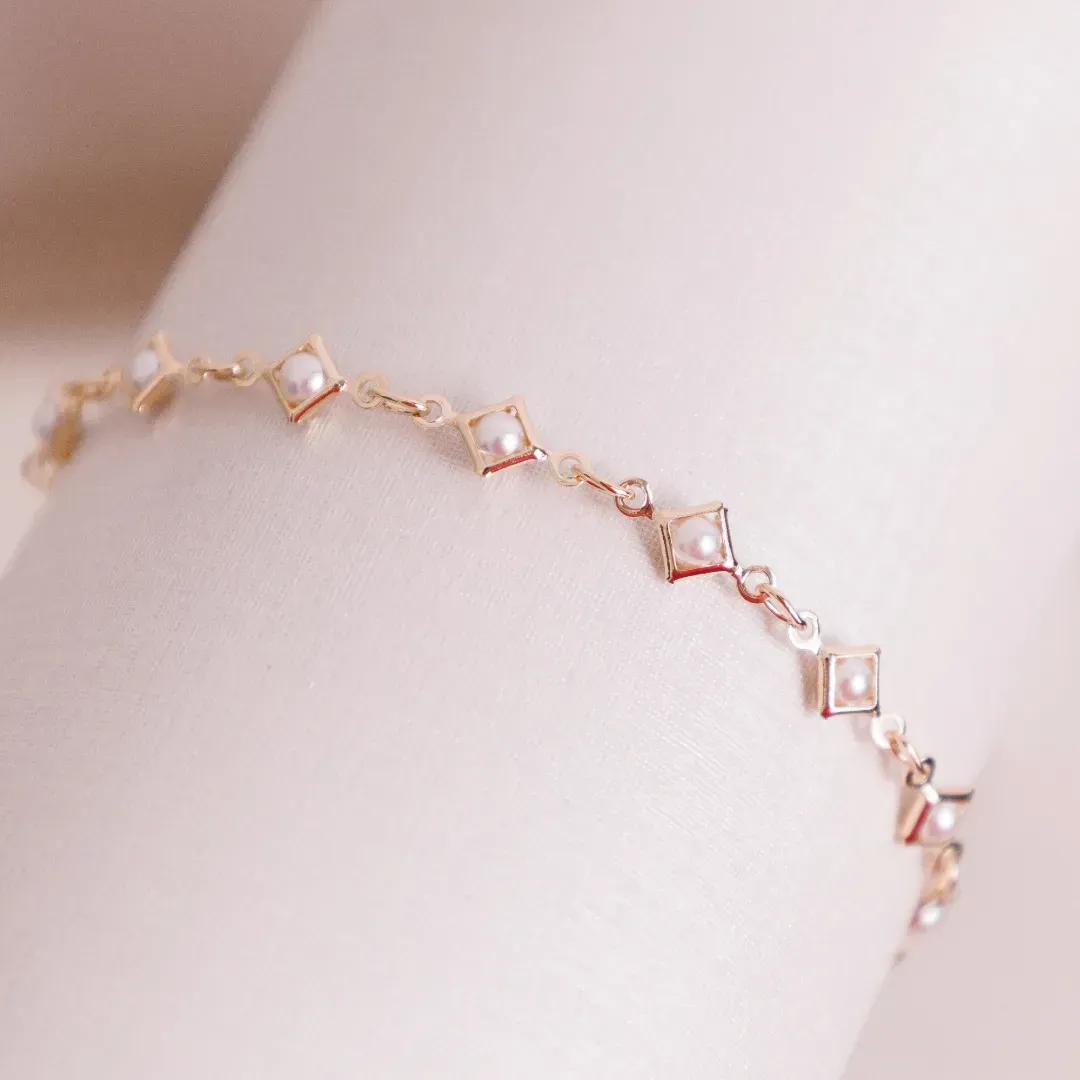 PULSEIRA TRIANGULO COM PEROLAS BANHADO A OURO 18K