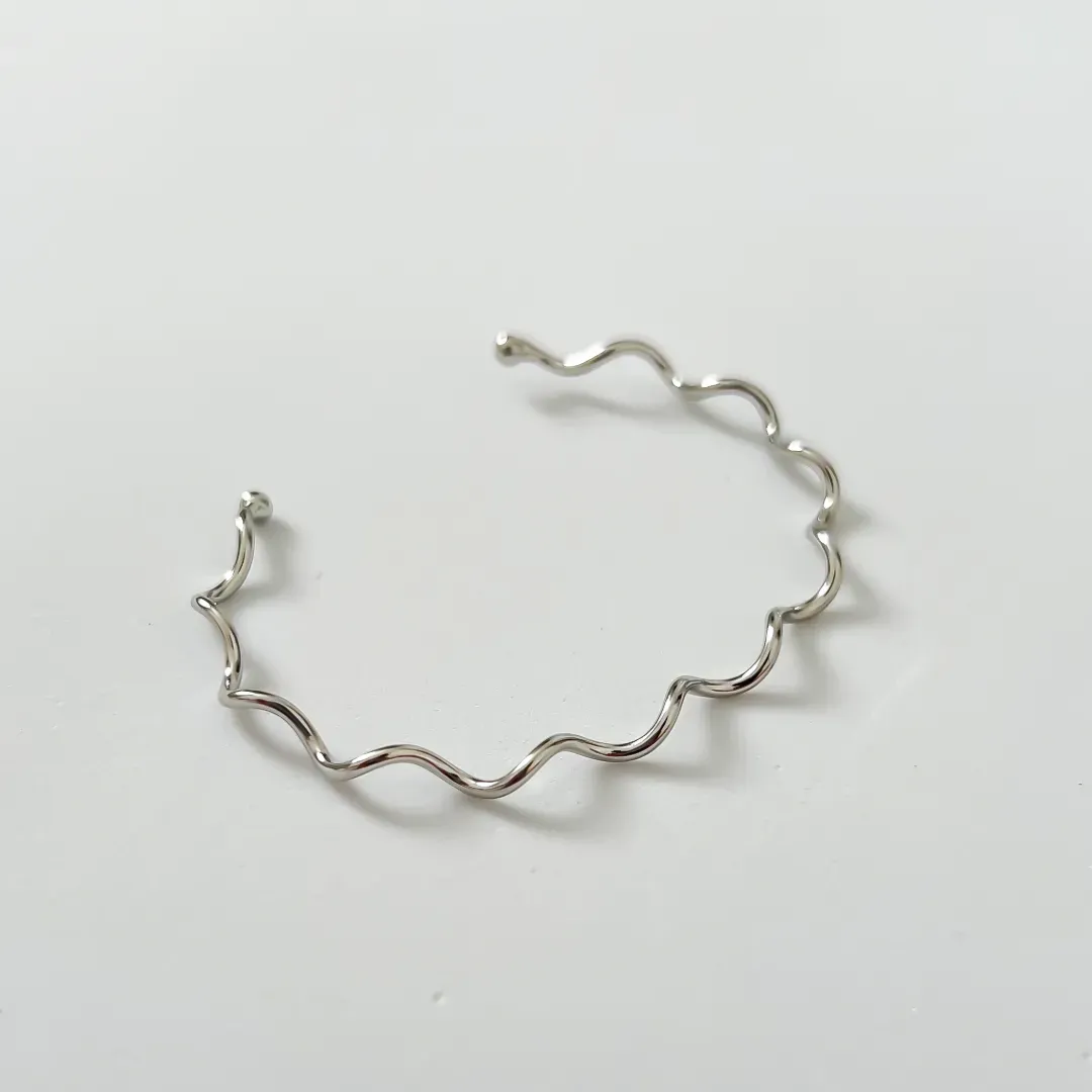 Bracelete ondulado banhado a ródio branco