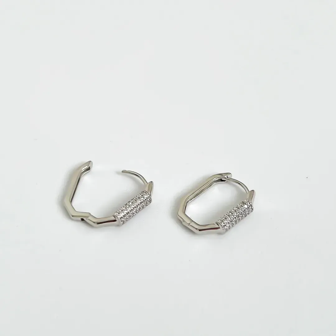 Brinco argola retangular cravejado em zircônias banhado a ródio branco