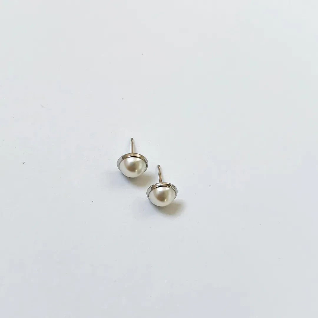BRINCO PÉROLA COM BORDA EM RÓDIO BRANCO