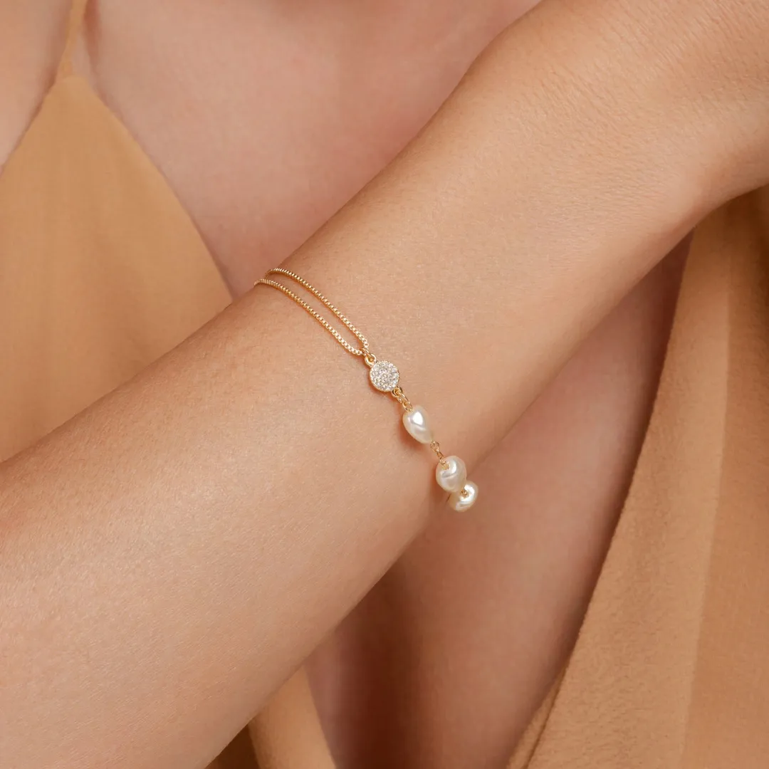 PULSEIRA COM PÉROLAS BARROCA E CORAÇÃO CRAVEJADO BANHADO A OURO 18K