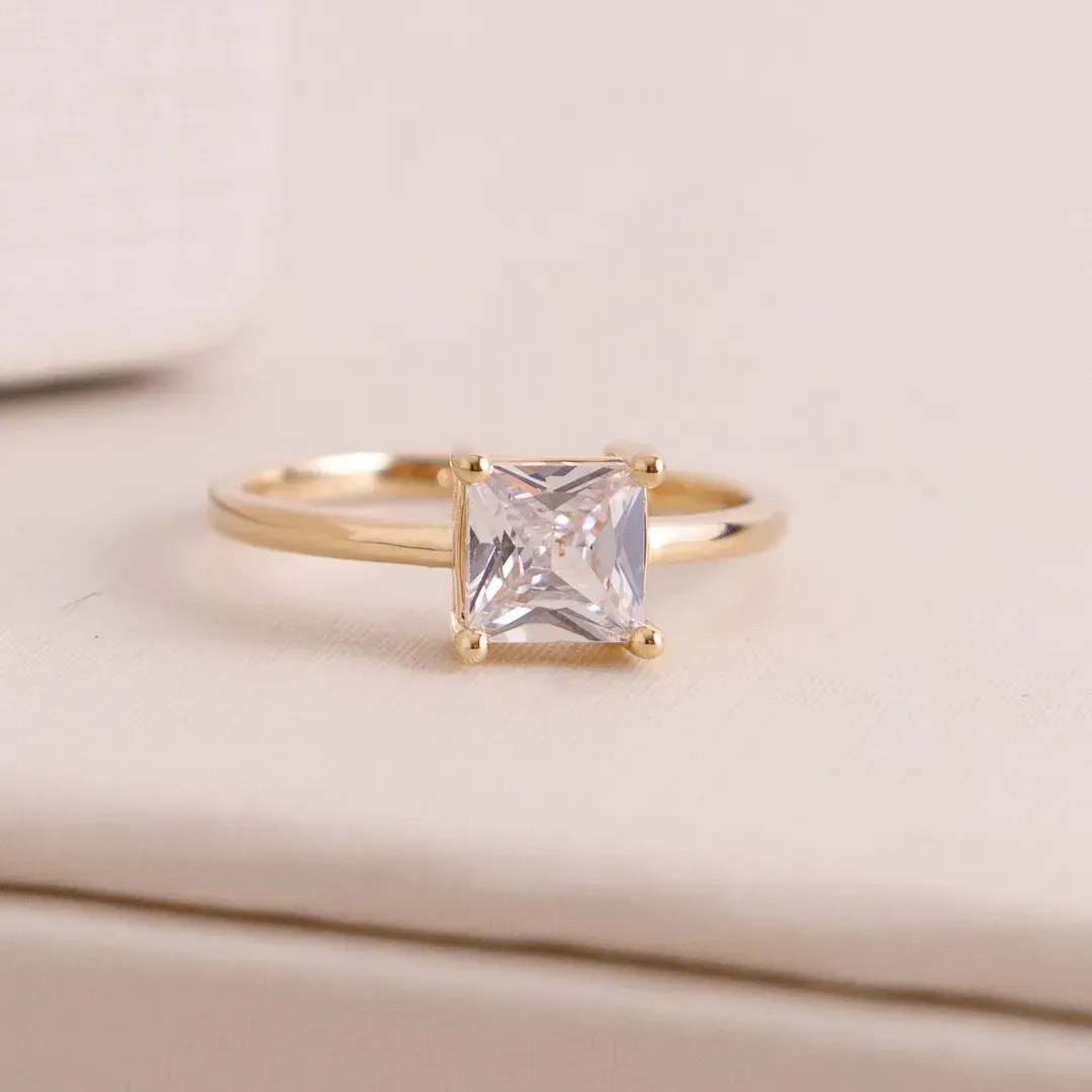 ANEL SOLITARIO COM PEDRA ZIRCONIA QUADRADO BANHADO A OURO 18K