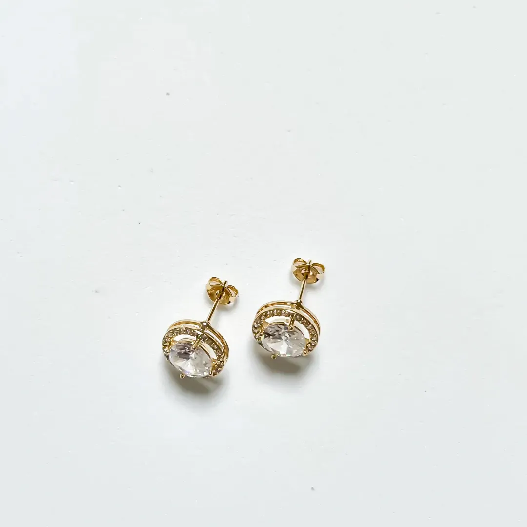 BRINCO CRISTAL COM ZIRCONIAS CRAVEJADAS NA BORDA BANHADO A OURO 18K