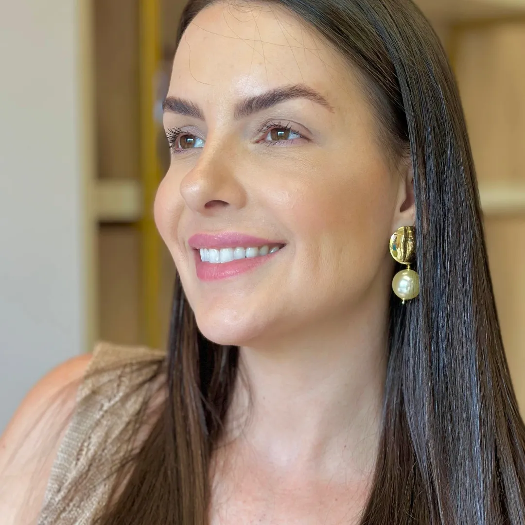 BRINCO PÉROLA COM BASE REDONDA LISA BANHADO A OURO 18K