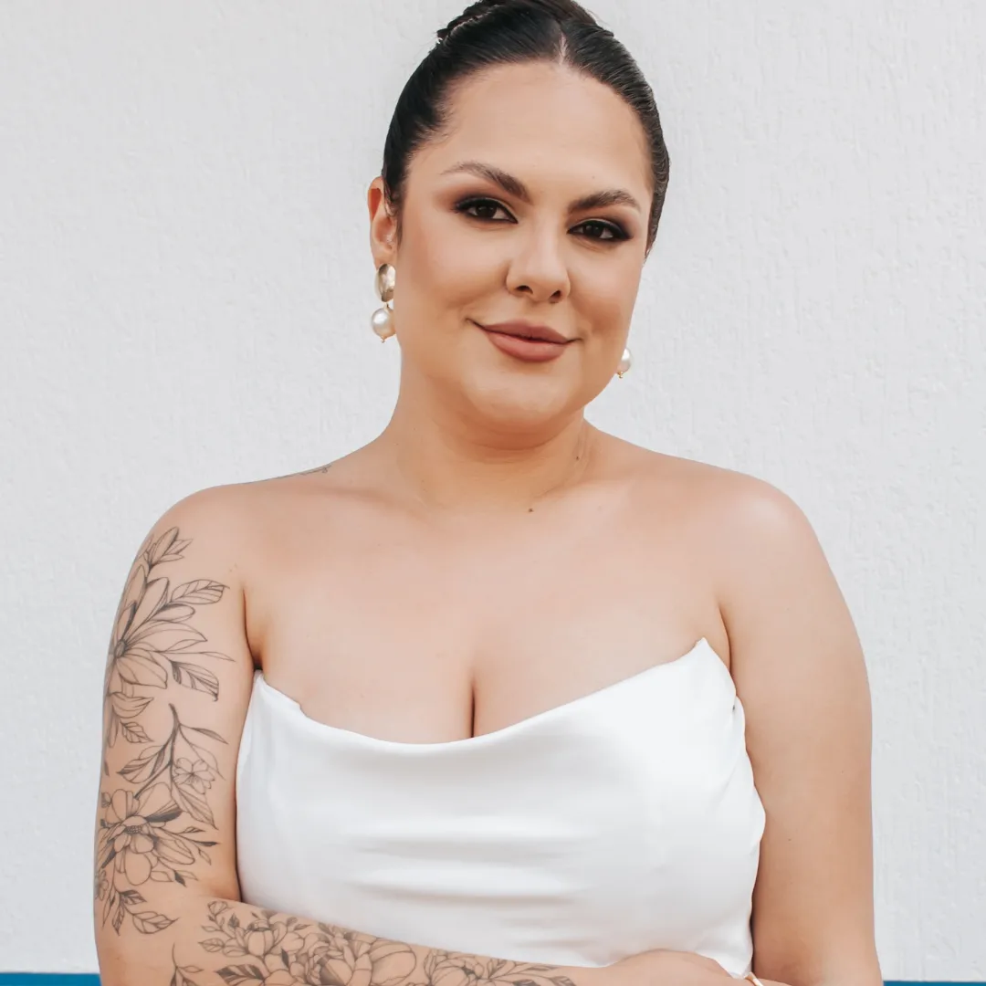 BRINCO PÉROLA COM BASE REDONDA LISA BANHADO A OURO 18K