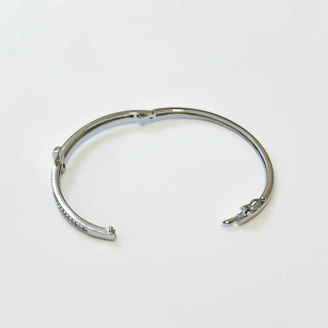 Bracelete liso e cravejado em zirconias banhado a ródio
