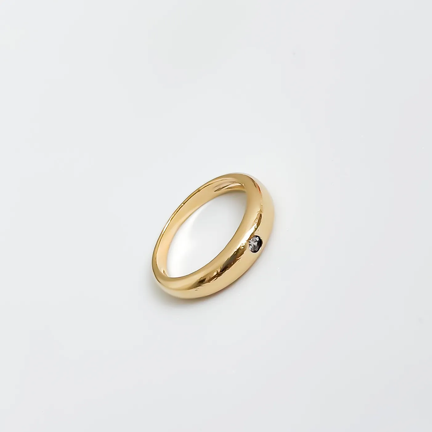 ANEL REDONDO COM UMA ZIRCONIA BANHADO A OURO 18K