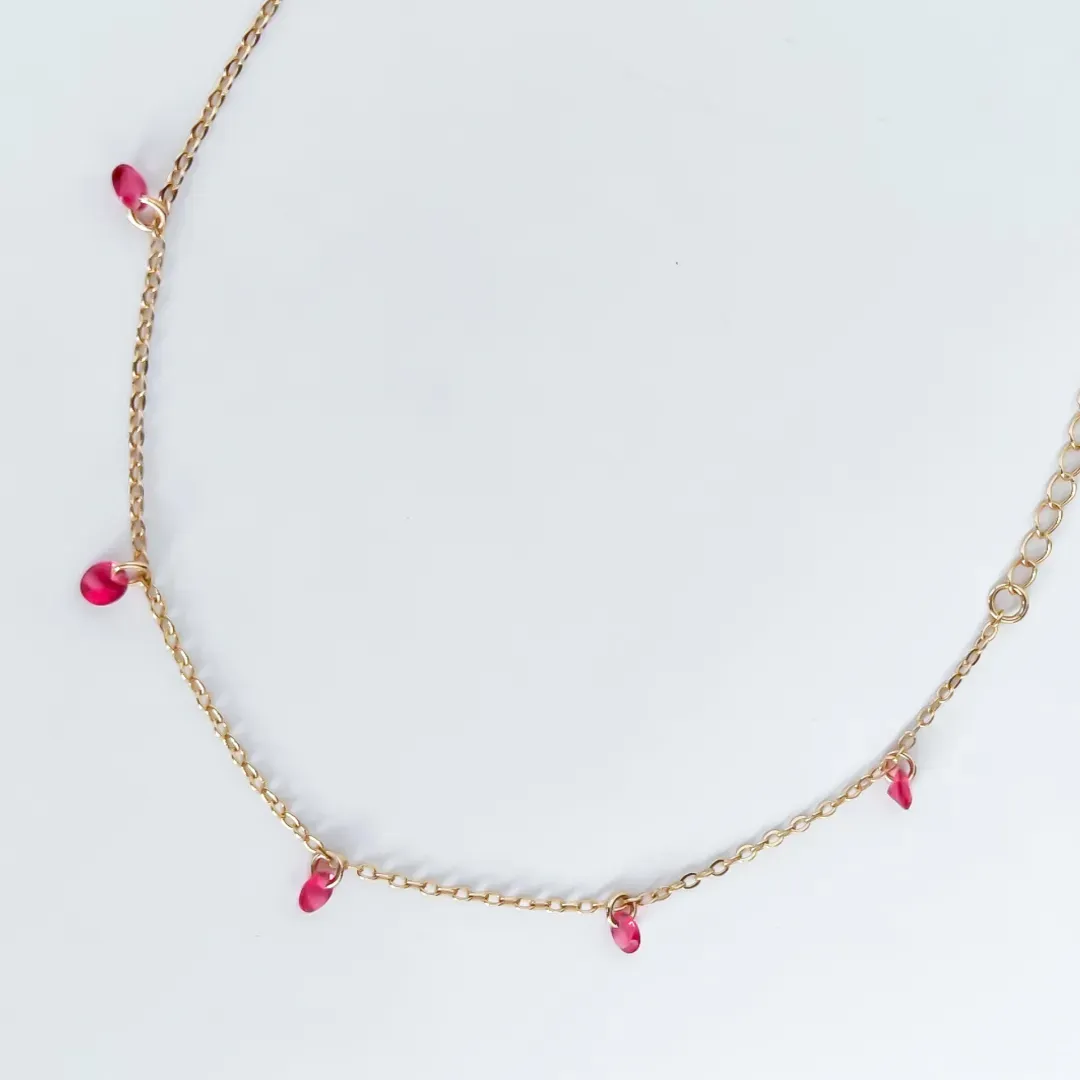 TORNOZELEIRA PINGENTE CRISTAIS ROSA BANHADO A OURO 18k