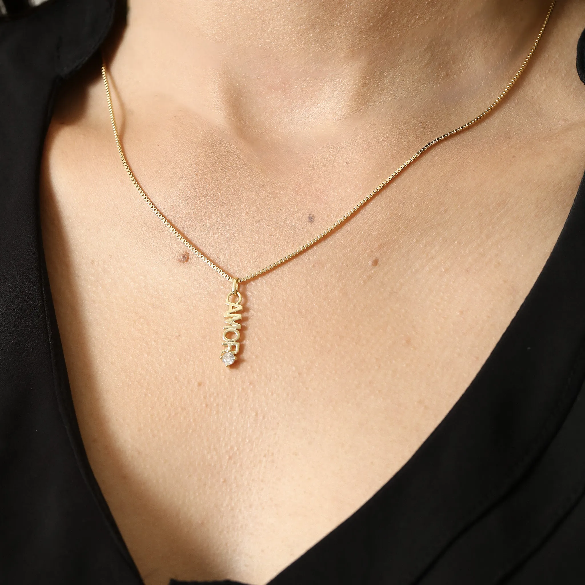 COLAR AMOR COM CRISTAL BANHADO A OURO 18K AJUSTÁVEL 50CM