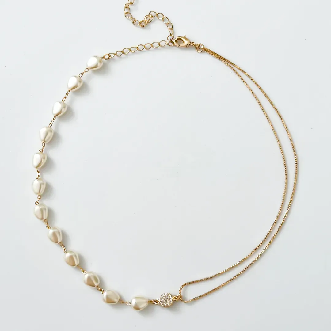 COLAR COM PÉROLAS BARROCA E CORAÇÃO CRAVEJADO BANHADO A OURO 18K 42 CM AJUSTÁVEL
