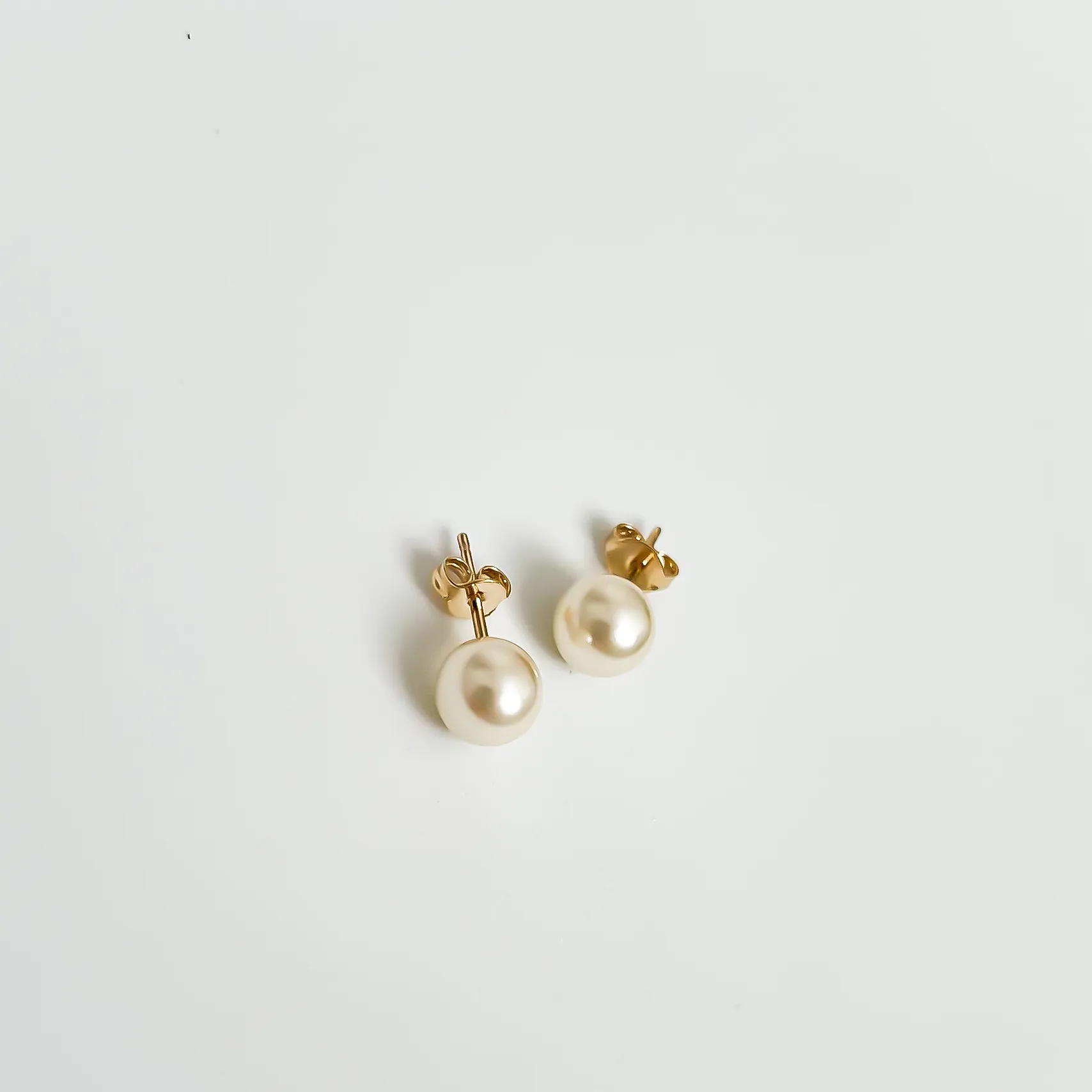 BRINCO PÉROLA MEDIO BANHADO A OURO 18K