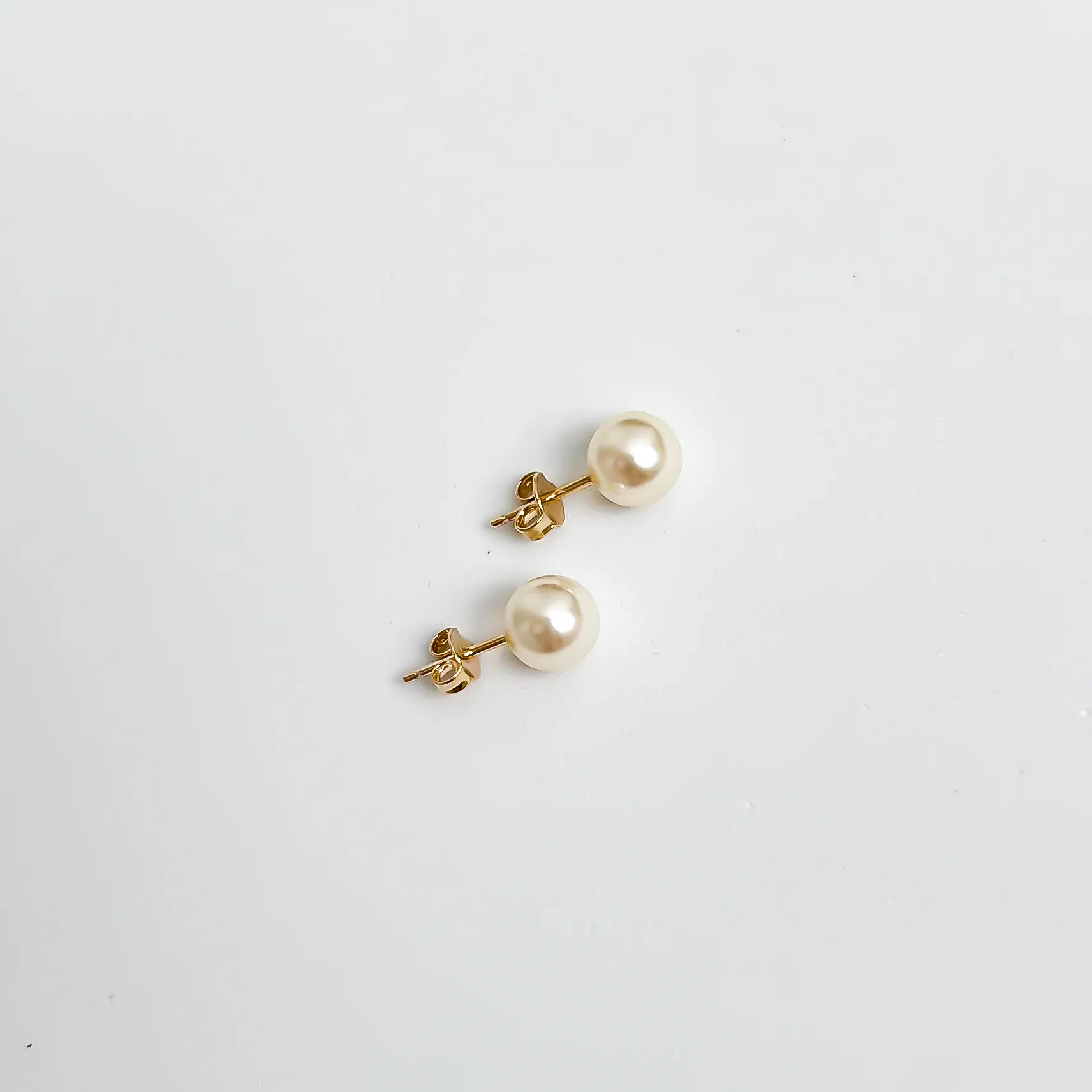 BRINCO PÉROLA PEQUENO BANHADO A OURO 18K