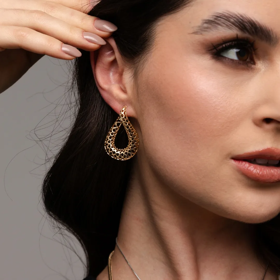 Brinco gota Trabalhada banhado em ouro 18k