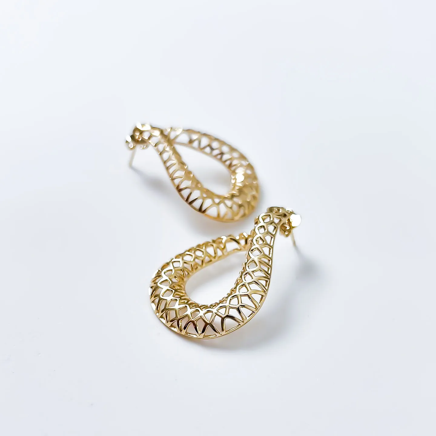 Brinco gota Trabalhada banhado em ouro 18k