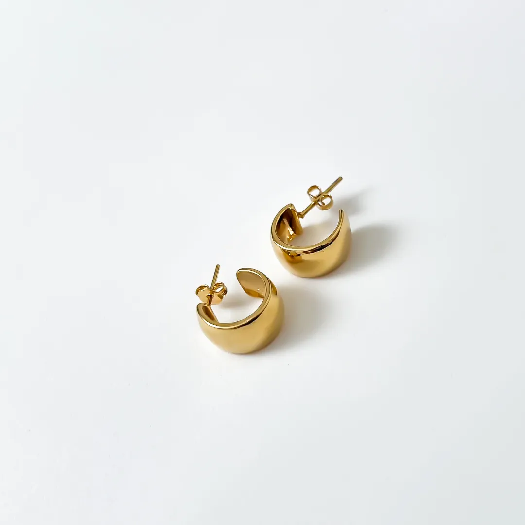 BRINCO ARGOLA MEDIA ABAULADA BANHADO A OURO 18K