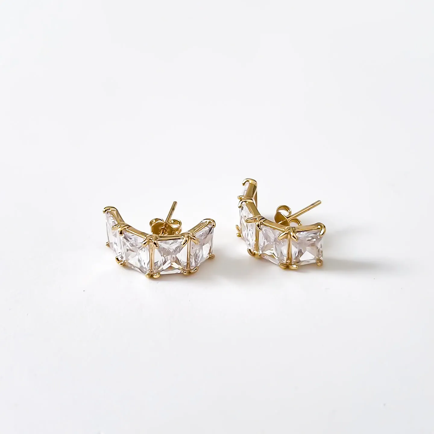 BRINCO EAR HOOK CRISTAIS BANHADO A OURO 18K