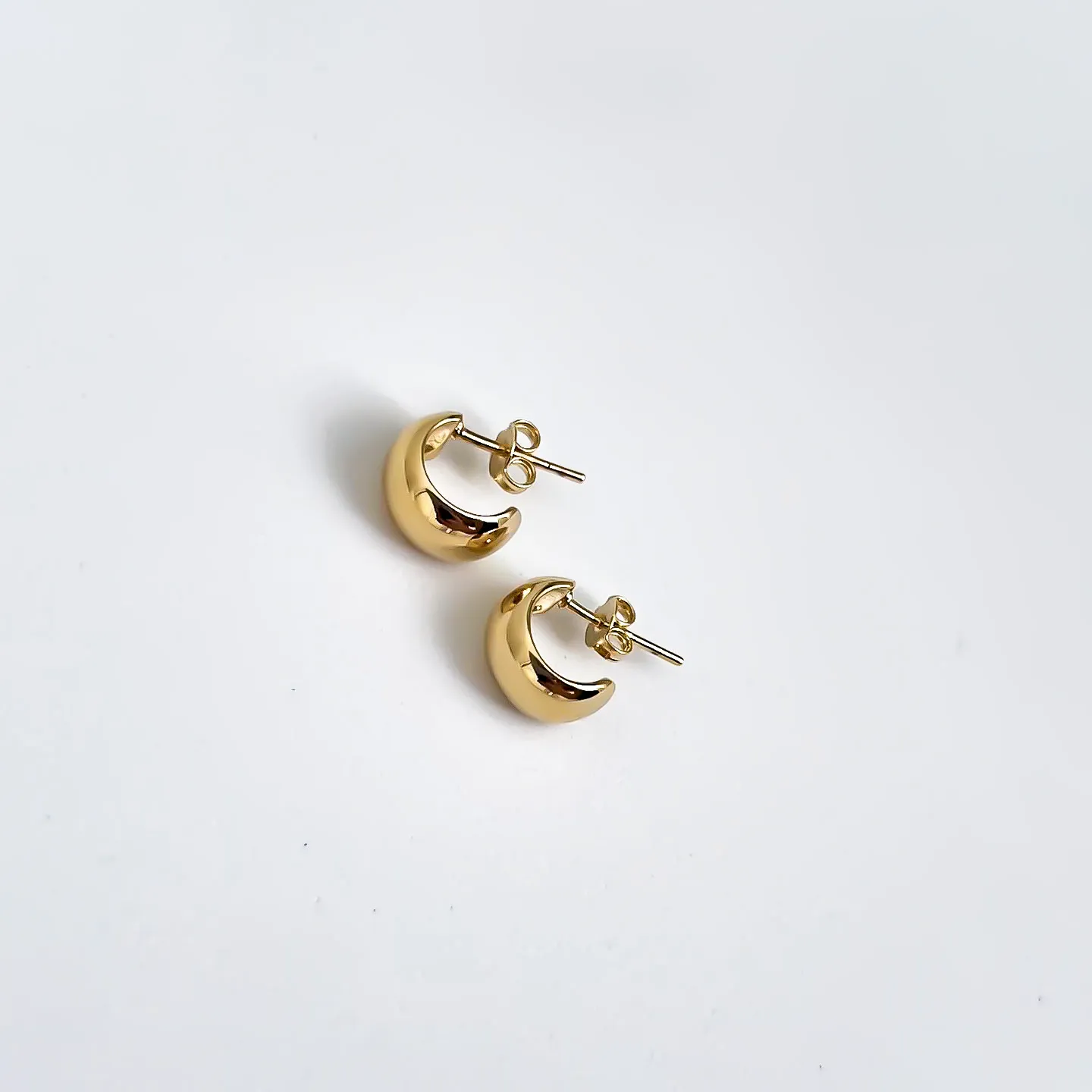 BRINCO ARGOLA PEQUENA ABAULADA BANHADO A OURO 18K
