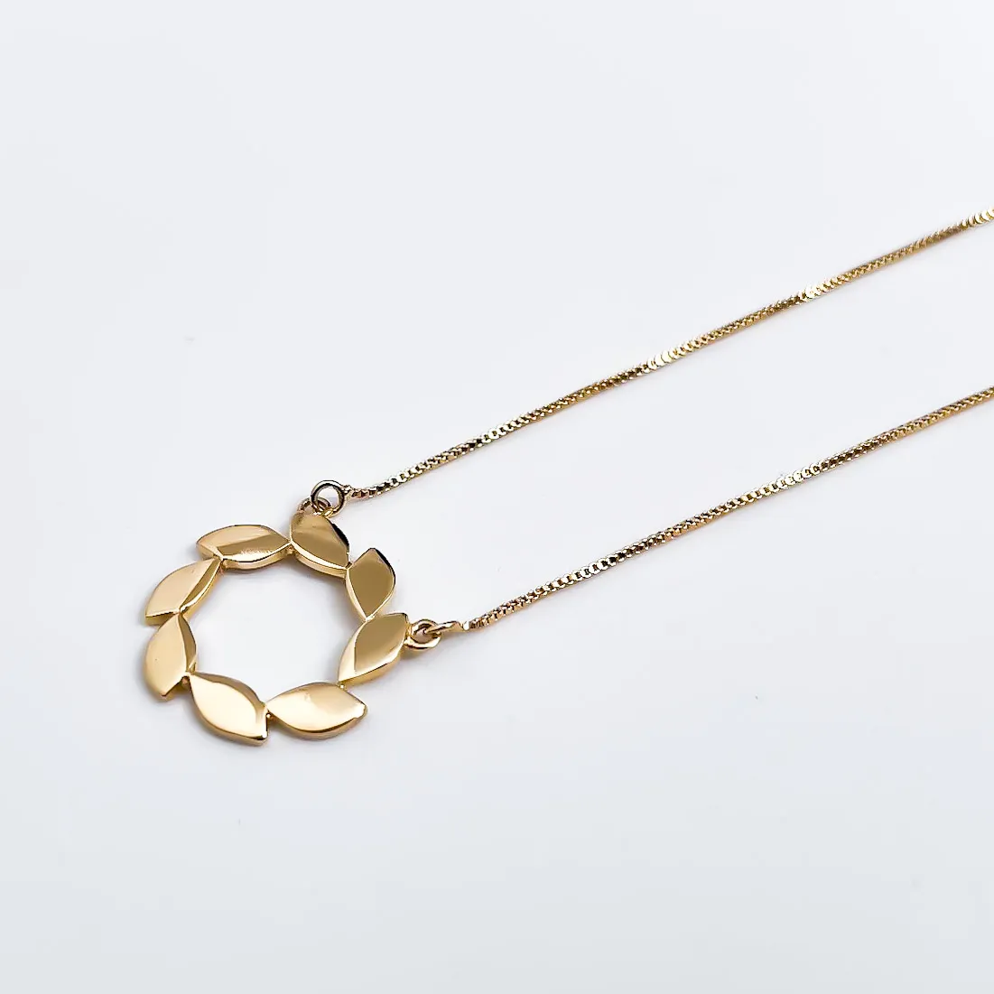 COLAR COM PINGENTE EM FORMATO DE MINI FOLHAS BANHADO A OURO 18K 50CM